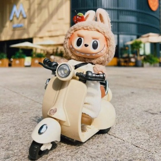 Labubu Vespa 